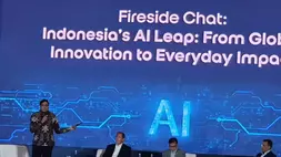 President Director and Chief Executive Officer Indosat Vikram Sinha (kiri) dalam acara peluncuran Pusat Keunggulan AI Indonesia (Indonesia