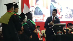 Mentan Andi Amran Sulaiman saat menghadiri pengambilan sumpah sarjana kedokteran Fakultas Kedokteran Universitas Hasanuddin (Unhas), Makassar, Sulawesi Selatan, Senin (14/7/2025). 