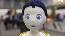Navel, robot sosial dari Navel Robotic yang menggunakan kecerdasan buatan (Artificial Intelligence/ AI) mengamati pengunjung selama KTT Global AI for Good di Palexpo, Jenewa, Swiss pada 8 Juli 2025. (Foto: Salvatore Di Nolfi/ Keystone via AP)
