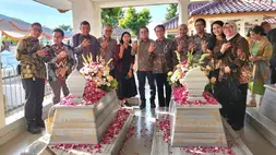 HUT BNI ke-79 Dirut BNI Tabur Bunga di Makam Pendiri BNI, Kakek Prabowo