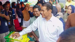 Mentan Amran memantau jalannya Gerakan Pangan Murah Beras SPHP (Stabilisasi Pasokan dan Harga Pangan) saat melakukan kunjungan kerja ke Majene.