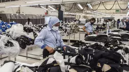 Pekerja menyelesaikan pesanan produk tekstil untuk ekspor di pabrik PT Sari Warna Asli Tekstil (Sari Warna) Solo, Jawa Tengah. (ANTARAFOTO/Maulana Surya)