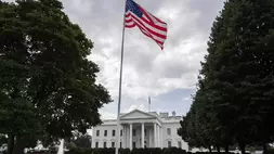 Bendera Amerika Serikat (AS) berkibar di depan Gedung Putih, Washington, AS pada Rabu (23/7/2025). (Foto: AP/ Julia Demaree Nikhinson)