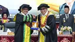 Mendikdasmen Abdul Mu'ti Terima Gelar Tokoh Pendidikan dari UNM