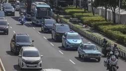 Konvoi kendaraan operasional Bluebird dari masa ke masa, melintasi seputaran Sudirman-Thamrin, Jakarta, tahun lalu. Investor Daily/David Gita Roza