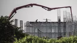Pekerja menyelesaikan proyek investasi berupa pembangunan pabrik di kawasan Kawasan Ekonomi Khusus (KEK) Kendal, Kaliwungu, Kabupaten Kendal, Jawa Tengah, Kamis (7/8/2025). (Foto: ANTARA)