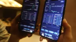Investor memantau pergerakan saham melalui smartphone. (Investor Daily/David Gita Roza)