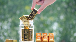 Emas Dapat Momentum dari Pelemahan Dolar, Perak Ikut Ambil Peluang