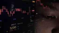 Investor melihat pergerakan saham melalui monitor. Investor Daily/David Gita Roza