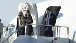 Wakil Presiden Amerika Serikat (AS) JD Vance (kanan), Usha Vance (tengah), dan Erika Kirk turun dari pesawat Air Force Two, membawa jenazah Charlie Kirk, CEO dan salah satu pendiri Turning Point USA yang ditembak dan tewas, setelah mendarat di Bandara Internasional Phoenix Sky Harbor, Kamis (11/9/2025) di Phoenix, AS. (Foto: AP/ Ross D. Franklin)
