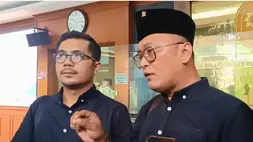 Juru Bicara Partai Demokrasi Indonesia (PDI) Perjuangan Guntur Romli (kanan). ANTARA/Agatha Olivia Victoria