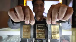 Petugas menata logam mulia di Galeri 24, Jakarta. Investor Daily/David Gita Roza