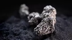 Tanah jarang (rare earth) di atas pasir hitam. Unsur tanah jarang digunakan untuk membuat ratusan produk berteknologi tinggi dan produk sehari-hari. (Foto: Adobe Stock)