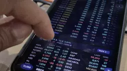 Investor memantau pergerakan saham melalui smartphone. (Investor Daily/David Gita Roza)