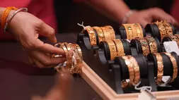 Harga Emas Turun ke Level Terendah Sepekan dengan Sentimen Suku Bunga The Fed