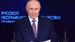 Presiden Rusia Vladimir Putin berpidato di kongres Masyarakat Geografis Rusia di Istana Negara Kremlin di Moskow, Rusia, Kamis (23/10/2025). (Foto: Vyacheslav Prokofyev, Sputnik, Kremlin Pool Photo via AP)