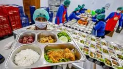 Ilustrasi paket makanan untuk program makan bergizi gratis (MBG) di dapur Satuan Pelayanan Pemenuhan Gizi (SPPG). (ANTARA FOTO/Muhammad Mada)