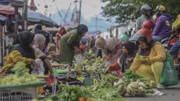 Warga berbelanja sayur di Pasar Barito Ternate, Maluku Utara, baru-baru ini. (ANTARA FOTO/Andri Saputra)