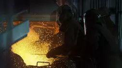 Pekerja melakukan proses peleburan timah di PT Timah Tbk di Mentok, Kabupaten Bangka Barat, Kepulauan Bangka Belitung, baru-baru ini. (ANTARA FOTO/Andri Saputra)