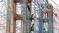 Sejumlah pekerja memasang perancah saat rehabilitasi jembatan di Kota Kediri, Jawa Timur. (ANTARA FOTO/Prasetia Fauzani)