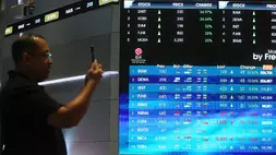 Pengunjung berada di galeri Bursa Efek Indonesia, Jakarta. Investor Daily/David Gita Roza.