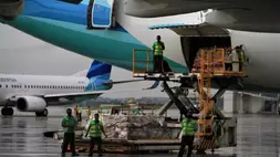Cargo handling dari pesawat Garuda Indonesia di Bandara Soekarno-Hatta yang dikelola oleh PT Angkasa Pura II (Persero). (Foto: AP II)
