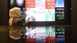 Foto ilustrasi. Pengunjung memperhatikan layar pergerakan saham di gedung BEI, Jakarta. (Investor Daily/David Gita Roza)