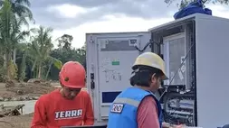 Telkomsel berhasil memulihkan 99% layanan komunikasi di Sumatera Barat pasca bencana banjir dan longsor dengan menyiagakan 43 genset serta menambah perangkat satelit di titik terisolasi untuk memastikan masyarakat tetap terhubung di tengah situasi darurat. (Telkomsel/Istimewa)