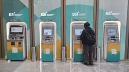 Seorang nasabah sedang bertransaksi di ATM BSI di Jakarta. (Investor Daily/Nida Sahara)