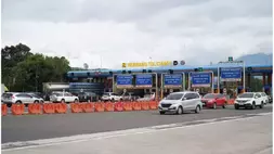 Suasana arus lalu lintas di Gerbang Tol Ciawi, Sabtu (27/12/2025). ANTARA/HO-Jasa Marga