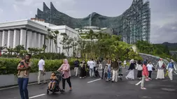 Pengunjung berjalan di Istana Negara di Kawasan Inti Pusat Pemerintahan (KIPP) di Ibu Kota Nusantara (IKN), Penajam Paser Utara, Kalimantan Timur, Jumat (26/12/2025). (ANTARA FOTO/M Risyal Hidayat)