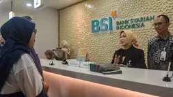 SEVP Funding & Transaction BSI Ida Triana Widowati (kedua kanan) didampingi RCEO RO 4 Jakarta 1 Affan Mawardi (kanan) berbincang dengan nasabah calon haji yang melakukan pembayaran ibadah Haji di BSI Kantor Cabang, Summarecon, Bekasi, Jawa Barat, belum lama ini. (ANTARA FOTO/Fakhri Hermansyah)