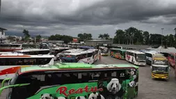 Puluhan bus menunggu giliran keberangkatan di Terminal Arjosari, Malang, Jawa Timur, Jumat (26/12/2025). (ANTARA FOTO/Ari Bowo Sucipto)