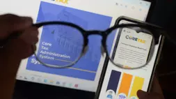 Warga mengakses laman sistem perpajakan digital Coretax di Boyolali, Jawa Tengah. (ANTARA FOTO/Aloysius Jarot Nugroho)