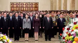 Kim Ju Ae, putri Kim Jong Un, kunjungi Mausoleum Kumsusan di depan publik. Spekulasi suksesi generasi keempat Korsel menguat, analis ragu. (Foto: KCNA)