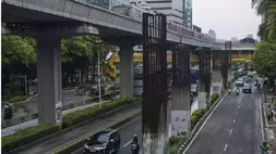 Kendaraan melintas di dekat tiang monorel yang mangkrak di Jalan Rasuna Said, Jakarta, Jumat (9/1/2026). Pemprov DKI Jakarta mengalokasikan anggaran hingga Rp100 miliar untuk membongkar 98 tiang monorel mangkrak serta menata ulang jalan dan trotoar di sepanjang Jalan HR Rasuna Said. ANTARA FOTO/Ika Maryani/bar