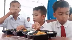 Siswa SD saat menyantap Makan Bergizi Gratis (MBG). (B-Universe Photo/Prengki Silitonga)