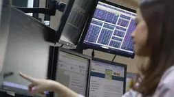 Karyawan sekuritas mengamati pergerakan saham. (Foto: Investor Daily/David Gita Roza)