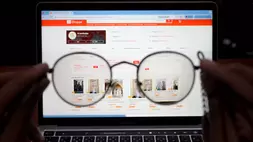 Foto ilustrasi. Warga melihat barang dagangan melalui perangkat elektronik pada aplikasi platform niaga elektronik (e-commerce) di Kabupaten Batang, Jawa Tengah, belum lama ini. (ANTARA FOTO/Harviyan Perdana Putra)