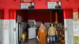 Warga berbelanja di gerai sembako Koperasi Merah Putih Kelurahan Bukit Tunggal, Palangka Raya, Kalimantan Tengah, Selasa (6/1/2026). (ANTARA FOTO/Auliya Rahman)