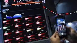 Pengunjung memotret layar digital pergerakan Indeks Harga Saham Gabungan (IHSG) di Bursa Efek Indonesia, Jakarta, Kamis (29/1/2026). (ANTARA FOTO/Asprilla Dwi Adha)