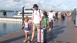 Wisatawan mancanegara berjalan di dermaga apung setibanya di Pelabuhan Sanur, Denpasar, Bali, Senin (2/2/2026). (ANTARA FOTO/Nyoman Hendra Wibowo)