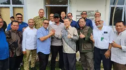 Ketua Majelis Wali Amanat Universitas Syiah Kuala (USK) Dr. Safrizal ZA satukan tangan Rektor USK Prof Marwan dan Rektor USK Terpilih Prof Mirza Tabrani. (Foto Ist)