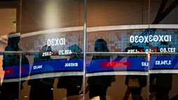 Pekerja berjalan melewati refleksi layar digital pergerakan Indeks Harga Saham Gabungan (IHSG) di Bursa Efek Indonesia, Jakarta. (ANTARA FOTO/Sulthony Hasanuddin/rwa.)