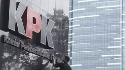 Ilustrasi - Pekerja membersihkan logo Komisi Pemberantasan Korupsi di gedung KPK, Jakarta. ANTARA FOTO/Muhammad Adimaja/AMA/aa.