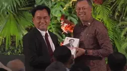 Tangkapan layar - Menko Kumham Imipas Yusril Ihza Mahendra (kiri) menyerahkan secara simbolis salah satu buku kepada Duta Besar Malaysia untuk Indonesia Dato