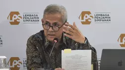 Ketua Dewan Komisioner Lembaga Penjamin Simpanan (LPS) Anggito Abimanyu memberikan keterangan pada konferensi pers Penetapan Tingkat Bunga Penjaminan LPS di Jakarta, Kamis (22/1/2026). (ANTARA FOTO/Fakhri Hermansyah)