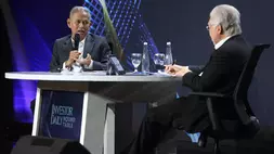 Ketua Dewan Komisioner Lembaga Penjamin Simpanan (LPS) Anggito Abimanyu (kiri), menjadi narasumber saat Investor Daily Roundtable: Ekonomi Syariah Pilar Stabilitas Ekonomi, yang di moderatori oleh Executive Chairman B-Universe Enggartiasto Lukita (kanan), Jakarta, Rabu (11/2/2026). (Investor Daily/David Gita Roza)