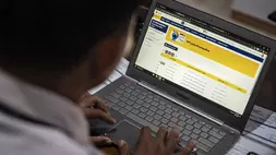 Wajib pajak melakukan pelaporan SPT Tahunan secara mandiri melalui sistem Coretax dalam kegiatan layanan jemput bola di Kantor Kecamatan Semarang Tengah, Semarang, Jawa Tengah, belum lama ini. (ANTARA FOTO/Aprillio Akbar)