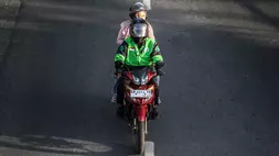 Pengemudi ojek online membawa penumpang melintas di Jalan S Parman, Palangka Raya, Kalimantan Tengah, baru-baru ini. (ANTARA FOTO/Auliya Rahman)
